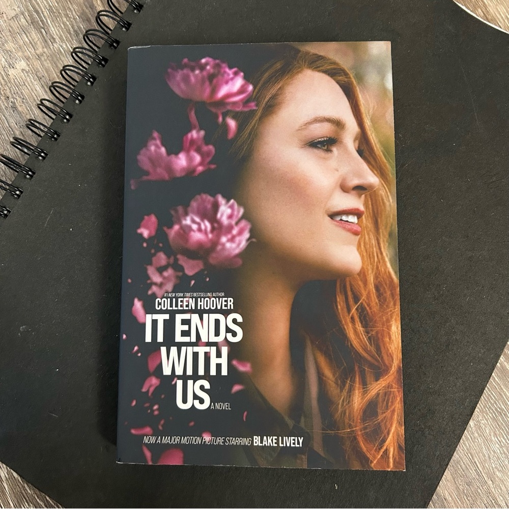 FREE W/$100 PURCH! 📖 It Ends with Us Softcover - Colleen Colleen Hoover